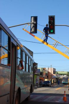 Instalação de semáforo na Avenida Serafim Derenze