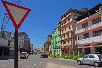 Avenida Alexandre Buaiz com a rua Roberto Ewald na região da Ilha do Príncipe e Vila Rubim
