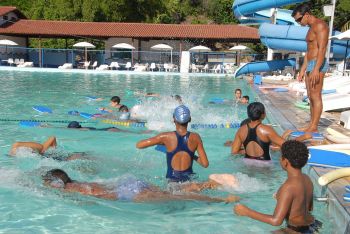 aula de natação da escolinha de esportes da Prefeitura de Vitória