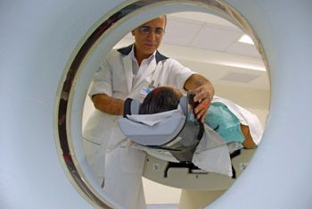 Paciente fazendo tomografia