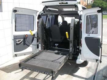 Táxi adaptado para transportar usuário de cadeira de rodas