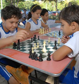 Alunos Jogando Xadrez