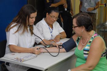 Servidora da PMV medindo a pressão arterial