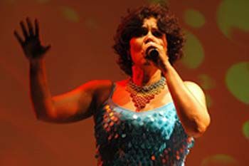 A cantora Denise Pontes