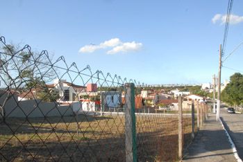 Terreno baldio na Mata da Praia cercado com tela