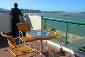 Varanda da suite do hotel Bristol com a praia de Camburi ao fundo
