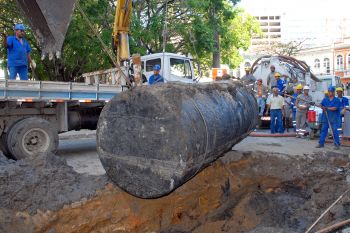 Tanque de gasolina encontrado enterrado na Praça Costa Pereira