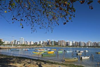 Praia do Canto com barcos de pescadores ancorados
