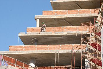 Homens Trabalhando em Prédios em Construção