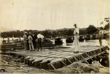 Ponte da passagem de madeira em construção