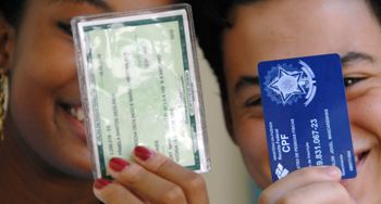 Alunos da 8ª serie com documentos pessoais