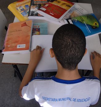 Livro em Braille da EMEF Álvaro de Castro Alves