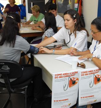 Funcionários da Prefeitura de Vitória medindo pressão