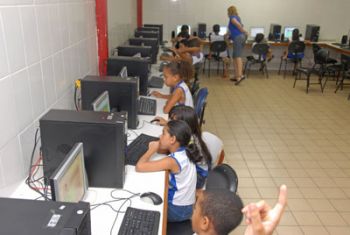 Laboratório de informática na Emef Adilson da Silva Castro - internet