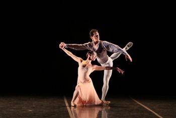 São Paulo Companhia de Dança na coreaografia Tchaikovsky Pas de Deux