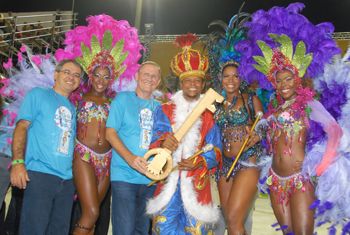Tião Barbosa e João Coser entregando chave para família real