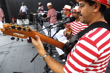 Velha Guarda do Samba abrindo o Carnajurema em 05-03-2011