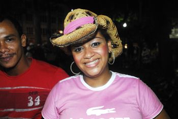 Foliã entrevistada na Pça Costa Pereira pelo repórter Tarcisio Costa