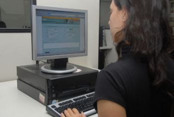 Jovem navegando no site do Procon Online