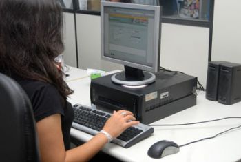 Jovem navegando no site do Procon Online
