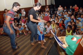 Contação de história com o Grupo “Chão de Letras