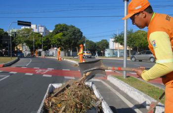 Limpeza de ruas de Vitória após chuvas