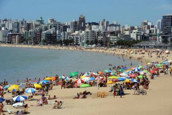 Banhistas na Praia de Camburi