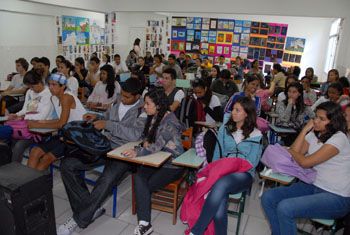 Exibição do Cine Mangueando na Escola Estadual Almirante Barroso