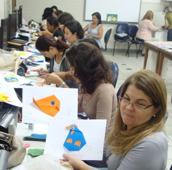 Professores fazem trabalhos manuais (origami) na oficina promovida pela Editora Paulus