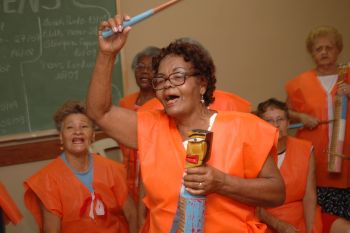 idosos tocando congo