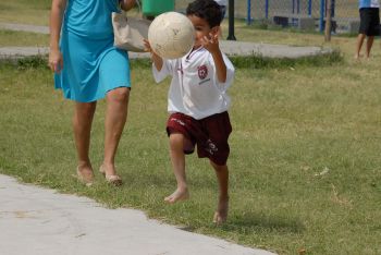 Mãe e criança jogando bola