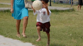 Mãe e criança jogando bola