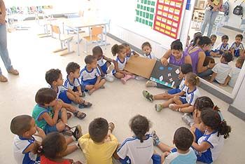 Alunos do CMEI Álvares F.Lima setnados com professora