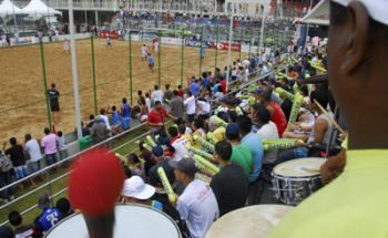 Torcida na arquibancada da quadra de futebol de areia durante o jogo ES x Uruguai no Tancredão