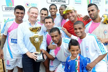 Prefeito João Coser entrega a Taça do Desafio Internacional de Futebol de Areia para seleção Capixaba na inauguração do Tancredão