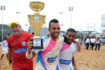 Jogadores com a Taça do Desafio Internacional de Futebol de Areia da Seleção Capixaba na inauguração do Tancredão