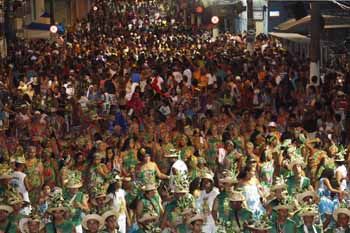 Foliões acompanhando blocos de caranaval na Avenida jerônmo Monteiro