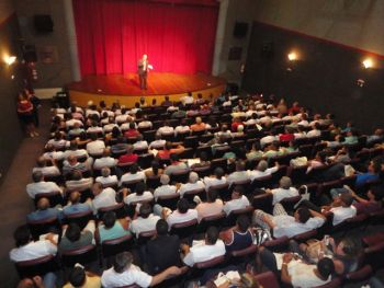 auditório lotado com taxista para o curso de capacitação em bom atendimento