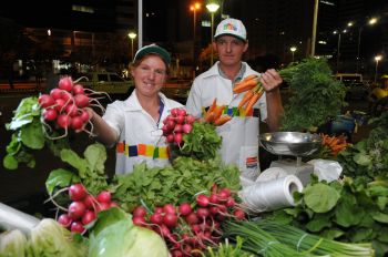 Feira de produtos orgânicos na Enseada do Suá, feirantes