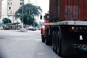 Caminhão transportando conteiner