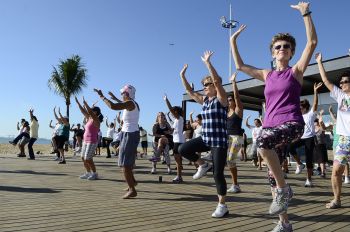 Alunas do módulo do SOE na Praia de Camburi participando do Dia do Desafio