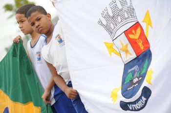 Crianças de Escolas Municipais participando Desfile Escolar de Santo Antônio
