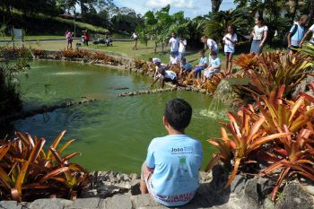 Crianças brincam no Parque da Pedra da Cebola