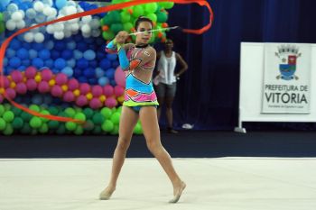 Apresentação de ginasta no XVII Torneio de Ginástica Ritmica