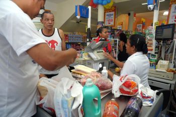 Sacolas plásticas sendo usadas em caixa de supermercado de Vitória