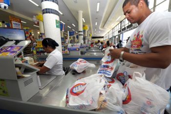 Sacolas plásticas sendo usadas em caixa de supermercado de Vitória