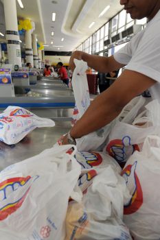 Sacolas plásticas sendo usadas em caixa de supermercado de Vitória