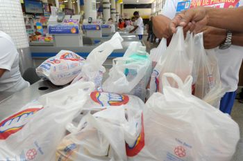 Sacolas plásticas sendo usadas em caixa de supermercado de Vitória