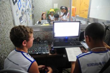 Alunos em atividades do Projeto Rádio Escola na Feira do Verde