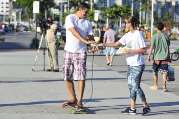 Ação educativa no calçadão de Camburi para o uso correto de skate, patins e bicicleta